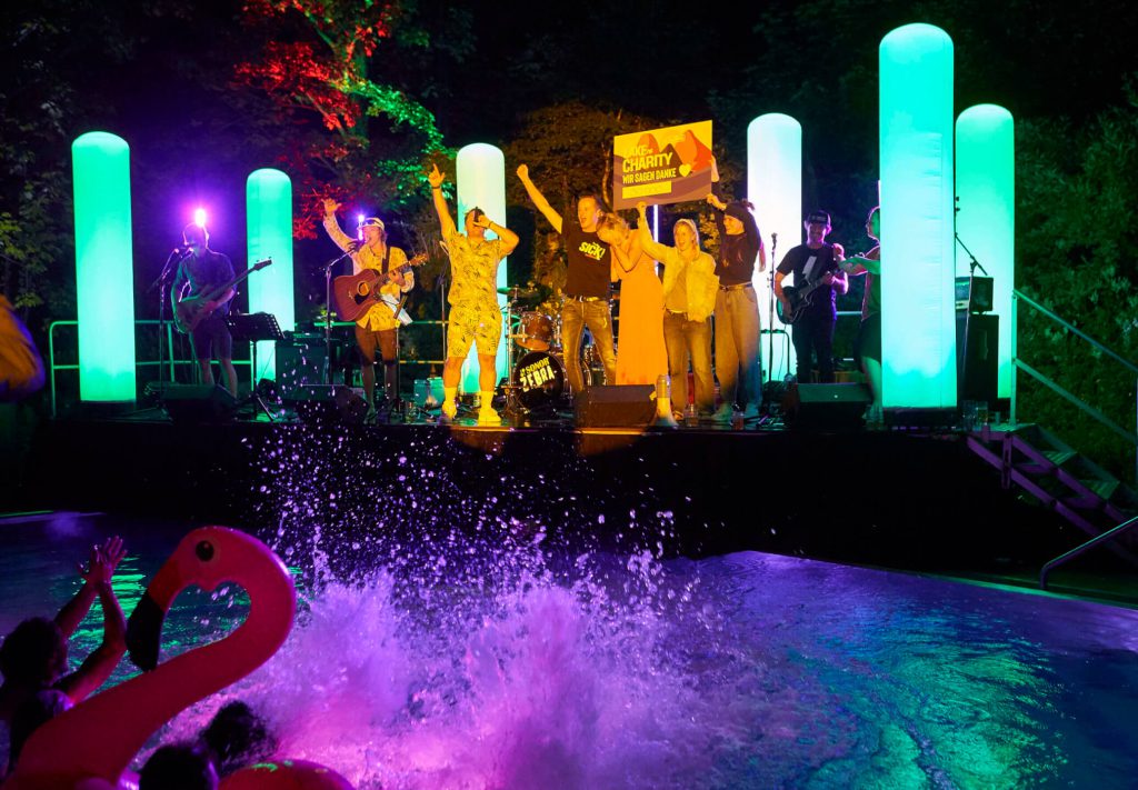 Bunte Atmosphären auf der Bühne beim Lake of Charity Sommer-Event in Saalbach Hinterglemm.