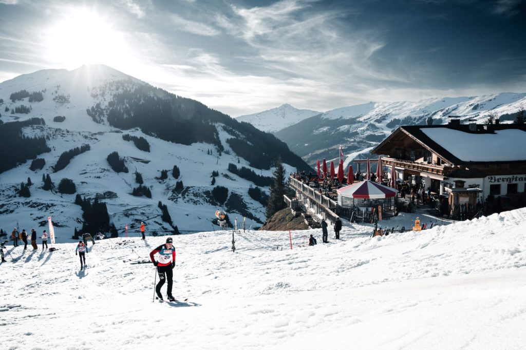 Skilangläufer in verschneiter Berglandschaft bei der Charity-Veranstaltung in Saalbach Hinterglemm.